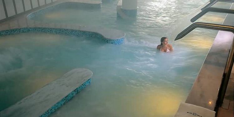 Thalasoterapia – dobroczynne efekty kąpieli w morskiej wodzie