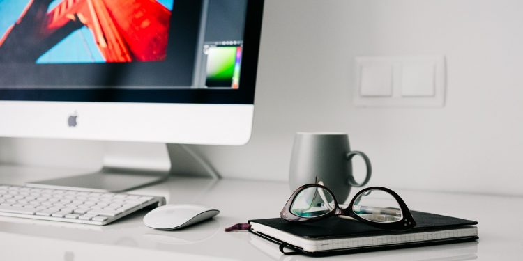 Pracując przed komputerem, zadbaj o kondycję oczu