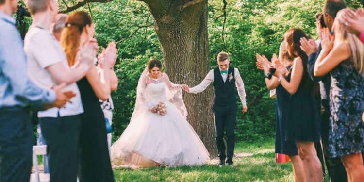 Weselny dress code dla gości - w co się nie ubierać?