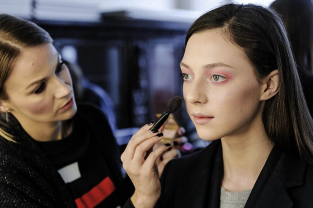 Wszystko zaczyna się na... backstage - czyli sekrety pracy makijażystów