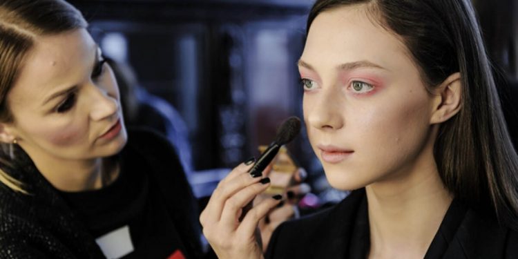 Wszystko zaczyna się na... backstage - czyli sekrety pracy makijażystów