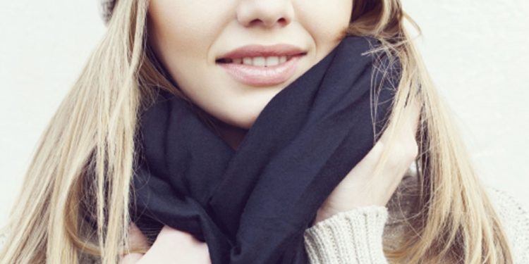 Włosy pod czapką – jak o nie dbać zimą?