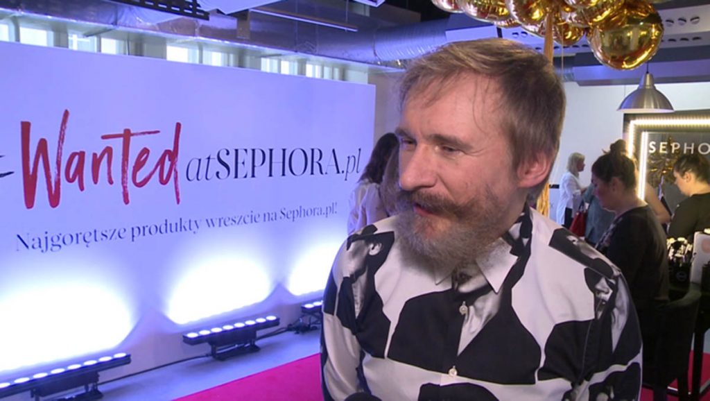 Złoto na ustach i smoky eyes w stylu grunge – te trendy zdominowały tegoroczny makijaż świąteczny