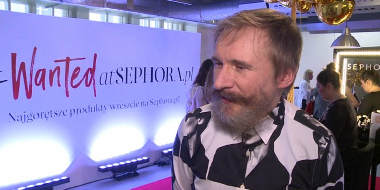 Złoto na ustach i smoky eyes w stylu grunge – te trendy zdominowały tegoroczny makijaż świąteczny