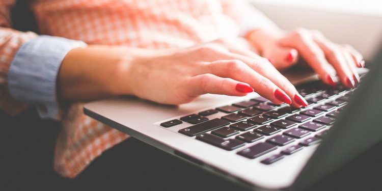 Łamliwe paznokcie – przyczyny i pielęgnacja