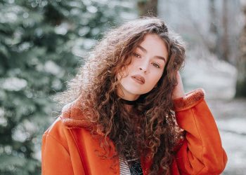 Włosy kręcone - jak zadbać o swoje loki?