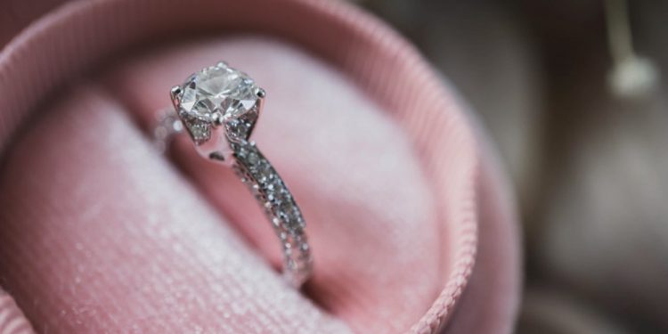 pierscionek zareczynowy