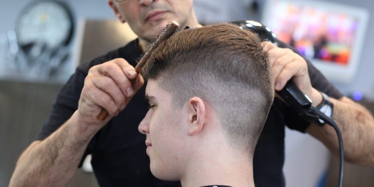 Dlaczego warto zdecydować się na szkolenia fryzjerskie?