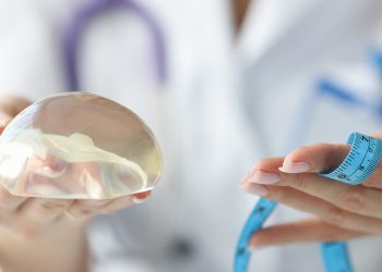 Powiększanie piersi implantami czy tłuszczem – zobacz różnice