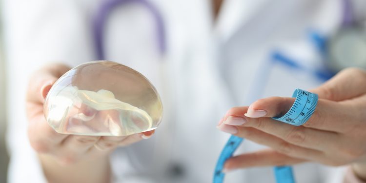 Powiększanie piersi implantami czy tłuszczem – zobacz różnice