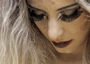 Moda w makijażu wiosna-lato 2022 – obowiązkowe pozycje w kosmetyczce