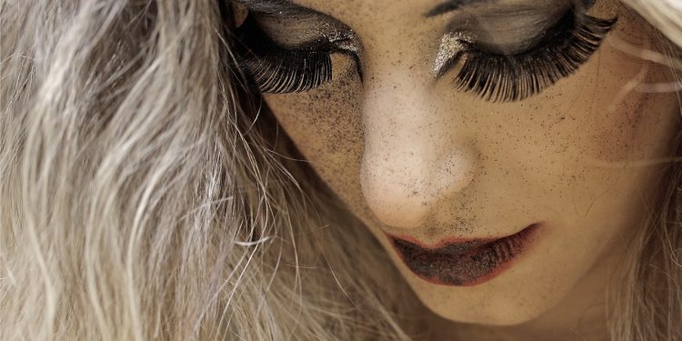 Moda w makijażu wiosna-lato 2022 – obowiązkowe pozycje w kosmetyczce