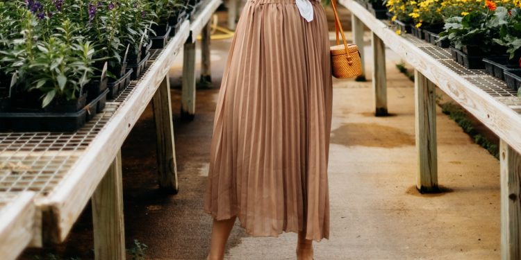 Damska spódnica tiulowa — jak tworzyć z nią modne stylizacje?