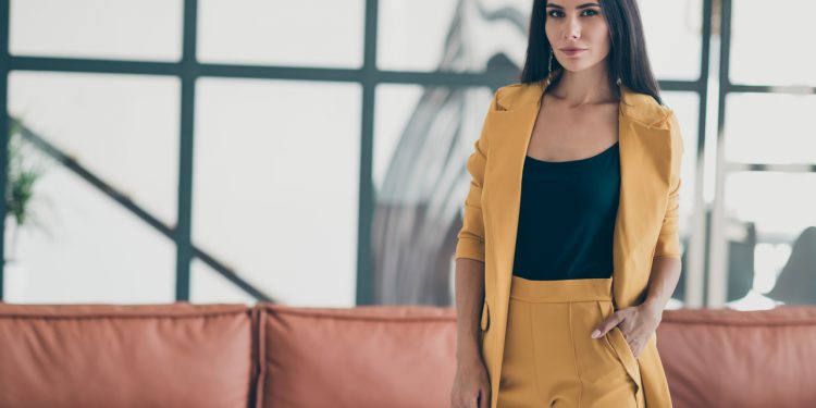 Spodnie z wysokim stanem. Które panie powinny się na nie zdecydować?