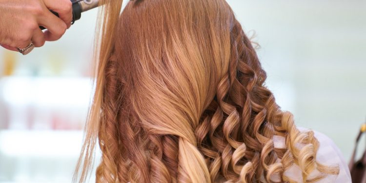 Jak działa profesjonalna koloryzacja włosów?