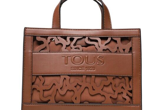 Zdjęcie skórzanej torebki na białym tle