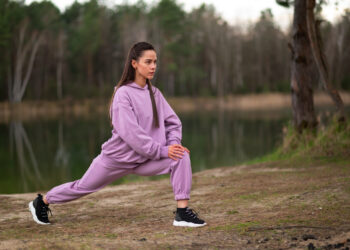 Dresy damskie – jak połączyć wygodę z modą?